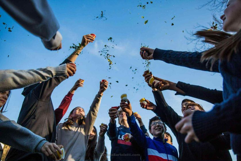 Giuseppe Festa con le ragazze e i ragazzi all scuola secondaria di primo grado Fermi